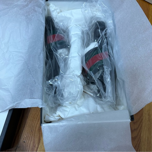 Classic Gucci Rubber Slide Sandal - Picture 7 of 7